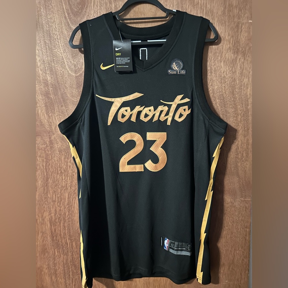 Toronto Raptors jersey.